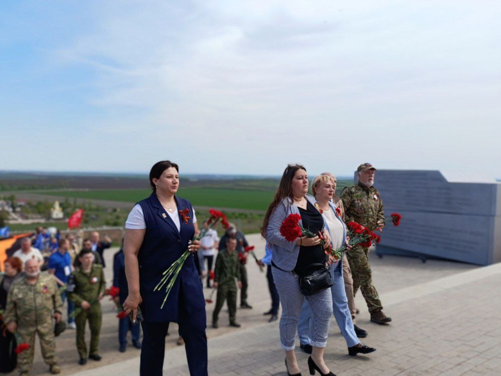 Анна Кондрыкинская: Приняла участие в «Диктанте Победы» вместе с партийцами и коллегами-депутатами Народного Совета на территории мемориального комплекса «Саур-Могила», который организовала партия «Единая Россия» Анна Кондрыкинская: Приняла участие в «Диктанте Победы» вместе с партийцами и коллегами-депутатами Народного Совета на территории мемориального комплекса «Саур-Могила», который организовала партия «Единая Россия»