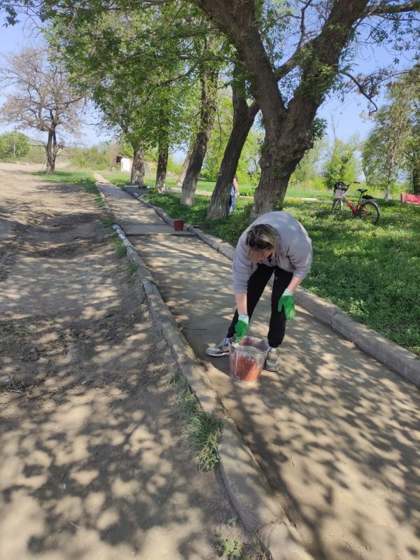 25.04.2025г с целью подготовки поселка к празднованию 80-летия Дня Победы, в рамках двухмесячника по благоустройству территорий, работники администрации, ГБОУ Луганская школа 12, ГКДОУ Луганский детский сад 11, ГБУ ЦГБ... 25.04.2025г с целью подготовки поселка к празднованию 80-летия Дня Победы, в рамках двухмесячника по благоустройству территорий, работники администрации, ГБОУ Луганская школа 12, ГКДОУ Луганский детский сад 11, ГБУ ЦГБ...