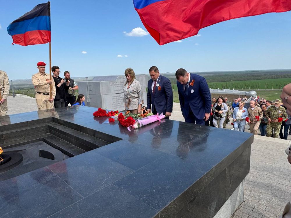 Сергей Прокопенко: Память на века. В завершение Международной исторической акции "Диктант Победы" вместе с депутатами Народного Совета и активистами Донецкого регионального отделения Партии "ЕДИНАЯ РОССИЯ" возложили цветы у... Сергей Прокопенко: Память на века. В завершение Международной исторической акции "Диктант Победы" вместе с депутатами Народного Совета и активистами Донецкого регионального отделения Партии "ЕДИНАЯ РОССИЯ" возложили цветы у...