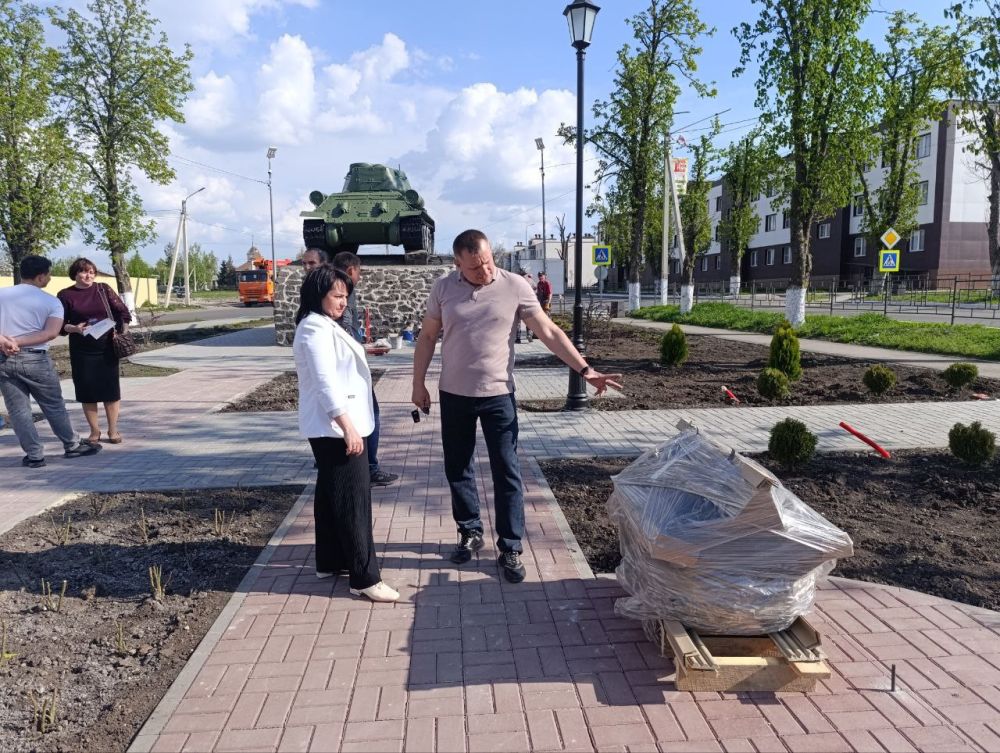 Состоялось выездное совещание в сквере "Освободителей" Состоялось выездное совещание в сквере "Освободителей"