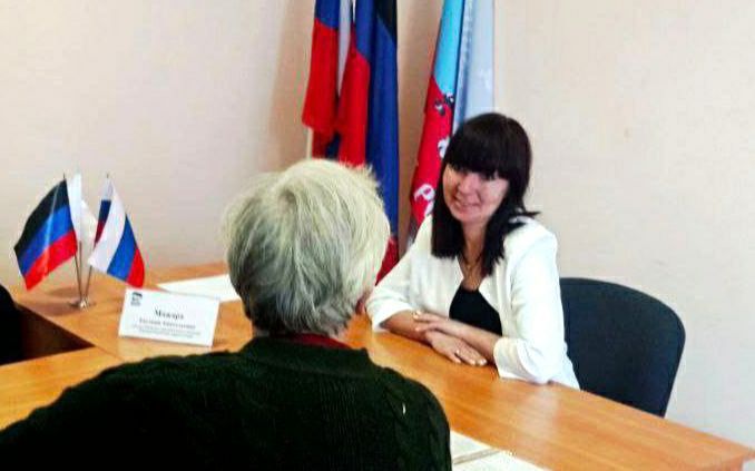 ПРИЁМ ГРАЖДАН. Евгения Мажара, Ирина Бениаминова, Алексей Ковровский, Ася Горшкова, Андрей Середа, Эдуард Момот традиционно принимали граждан в закреплённых районах Донецка ПРИЁМ ГРАЖДАН. Евгения Мажара, Ирина Бениаминова, Алексей Ковровский, Ася Горшкова, Андрей Середа, Эдуард Момот традиционно принимали граждан в закреплённых районах Донецка