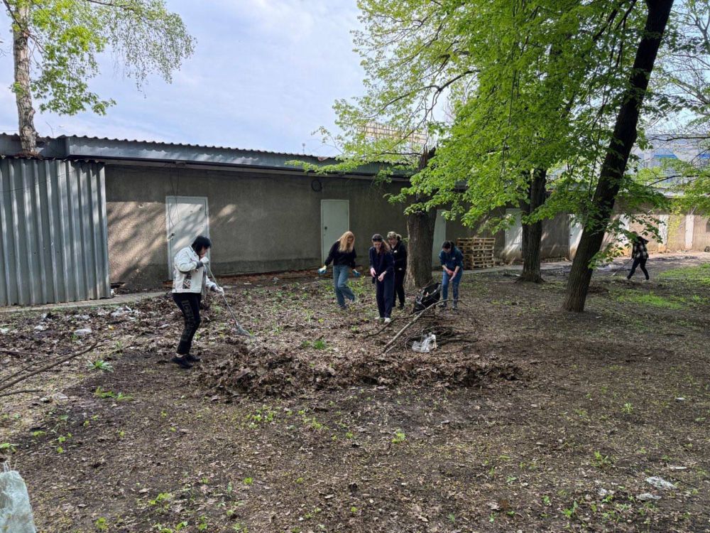 Руководство ГБУ "МФЦ ДНР" совместно с представителями Минэкономразвития ДНР активно участвуют в Общероссийском субботнике Руководство ГБУ "МФЦ ДНР" совместно с представителями Минэкономразвития ДНР активно участвуют в Общероссийском субботнике