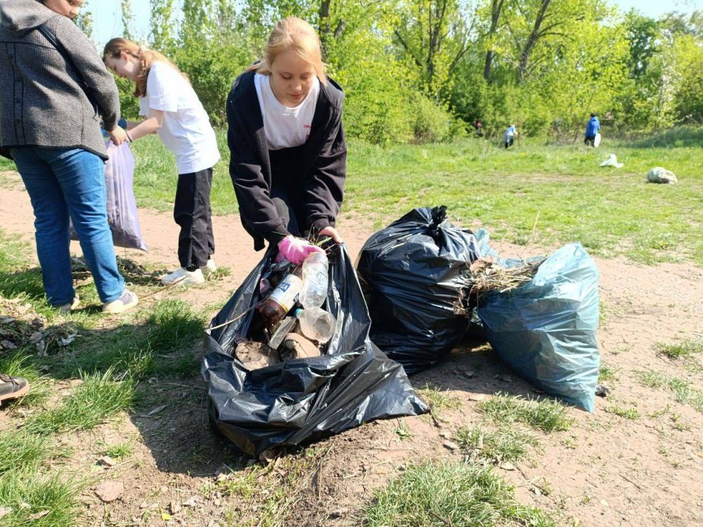 Виктория Жукова: Отдел спорта, отдел Молодёжи, активисты МГЕР, Первые, а также активисты ЕР и 19 школа объединились для совместной уборки территории за 25 школой Виктория Жукова: Отдел спорта, отдел Молодёжи, активисты МГЕР, Первые, а также активисты ЕР и 19 школа объединились для совместной уборки территории за 25 школой