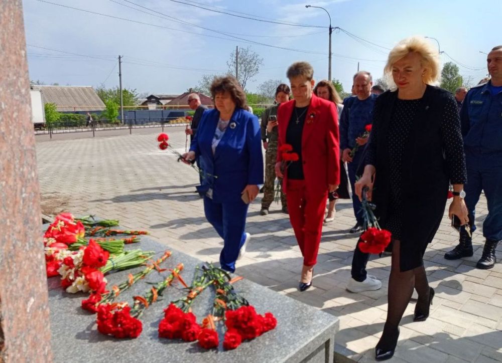 Возложили цветы к Памятнику ликвидаторам Чернобыльской катастрофы Возложили цветы к Памятнику ликвидаторам Чернобыльской катастрофы