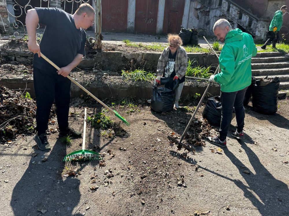 СУББОТНИК ПРОДОЛЖАЕТСЯ. Сегодня, депутаты Харцызского городского совета и Аппарата городского совета стали частью общероссийского субботника СУББОТНИК ПРОДОЛЖАЕТСЯ. Сегодня, депутаты Харцызского городского совета и Аппарата городского совета стали частью общероссийского субботника