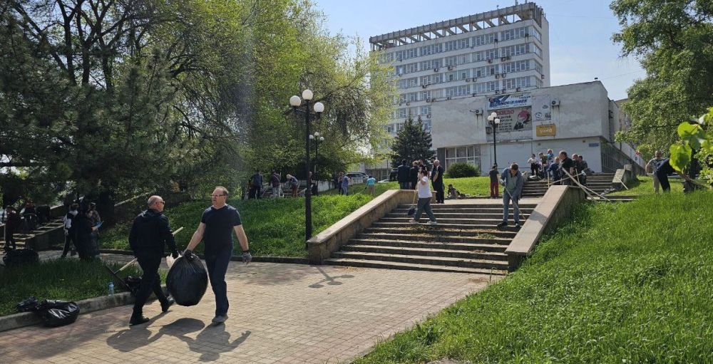 Всероссийский субботник. Сегодня, 24 апреля, руководитель Управы Ворошиловского внутригородского района Администрации городского округа Донецк Татьяна Копылова, заместитель главы администрации городского округа Донецк... Всероссийский субботник. Сегодня, 24 апреля, руководитель Управы Ворошиловского внутригородского района Администрации городского округа Донецк Татьяна Копылова, заместитель главы администрации городского округа Донецк...