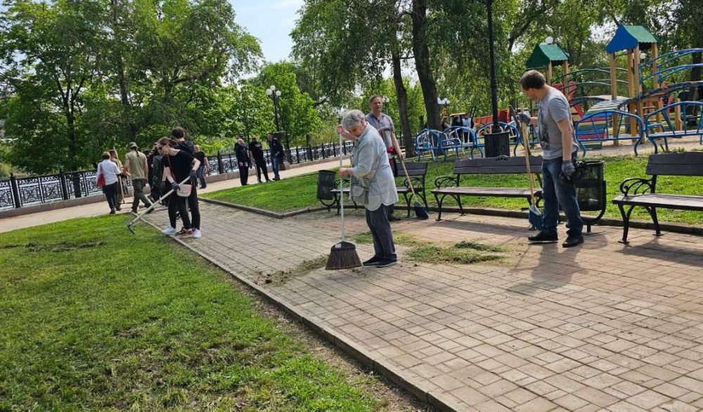 Всероссийский субботник. Сегодня, 24 апреля, руководитель Управы Ворошиловского внутригородского района Администрации городского округа Донецк Татьяна Копылова, заместитель главы администрации городского округа Донецк... Всероссийский субботник. Сегодня, 24 апреля, руководитель Управы Ворошиловского внутригородского района Администрации городского округа Донецк Татьяна Копылова, заместитель главы администрации городского округа Донецк...
