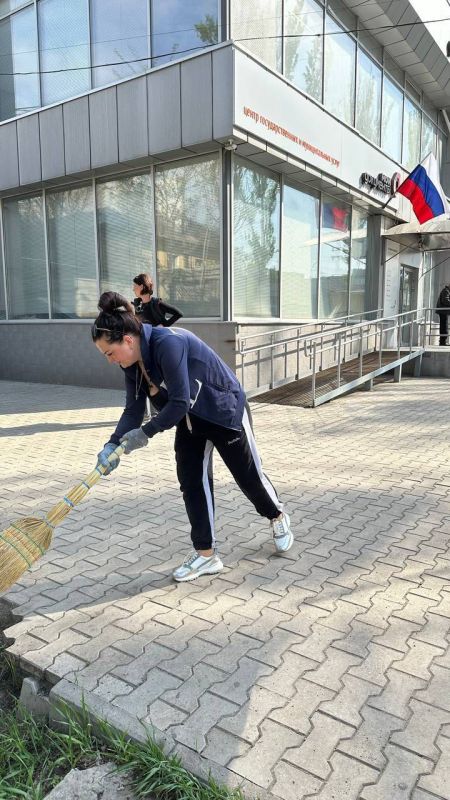 Сотрудники центров «Мои документы» Донецкой Народной Республики приняли участие в общероссийском субботнике Сотрудники центров «Мои документы» Донецкой Народной Республики приняли участие в общероссийском субботнике
