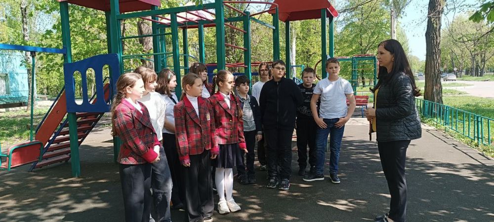 Сегодня, в рамках проведения Всероссийского субботника на детских площадках нашего города проведены беседы с детьми о значимости соблюдения чистоты в нашем округе, повышении комфортных условий проживания людей, важности... Сегодня, в рамках проведения Всероссийского субботника на детских площадках нашего города проведены беседы с детьми о значимости соблюдения чистоты в нашем округе, повышении комфортных условий проживания людей, важности...
