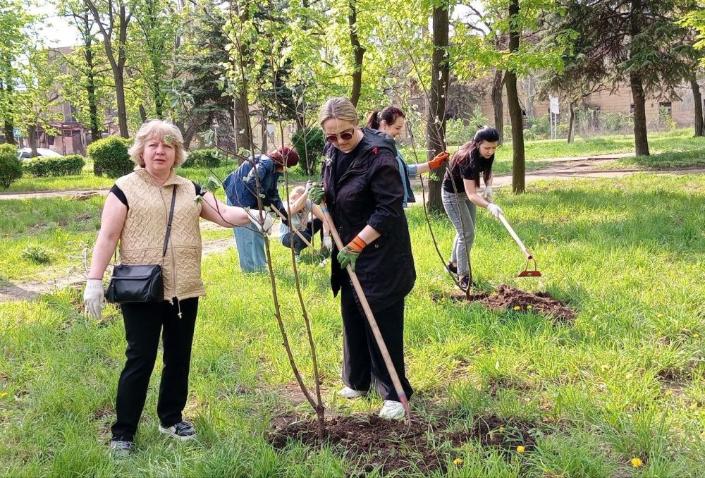 Наталья Бегуненко: Субботник Управы Петровского внутригородского района Администрации городского округа Донецк Наталья Бегуненко: Субботник Управы Петровского внутригородского района Администрации городского округа Донецк