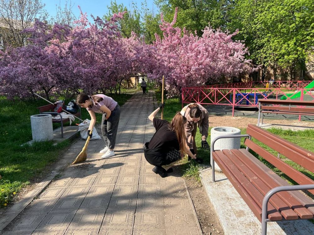 Молодежь Ждановки приняла участие в общереспубликанском субботнике Молодежь Ждановки приняла участие в общереспубликанском субботнике