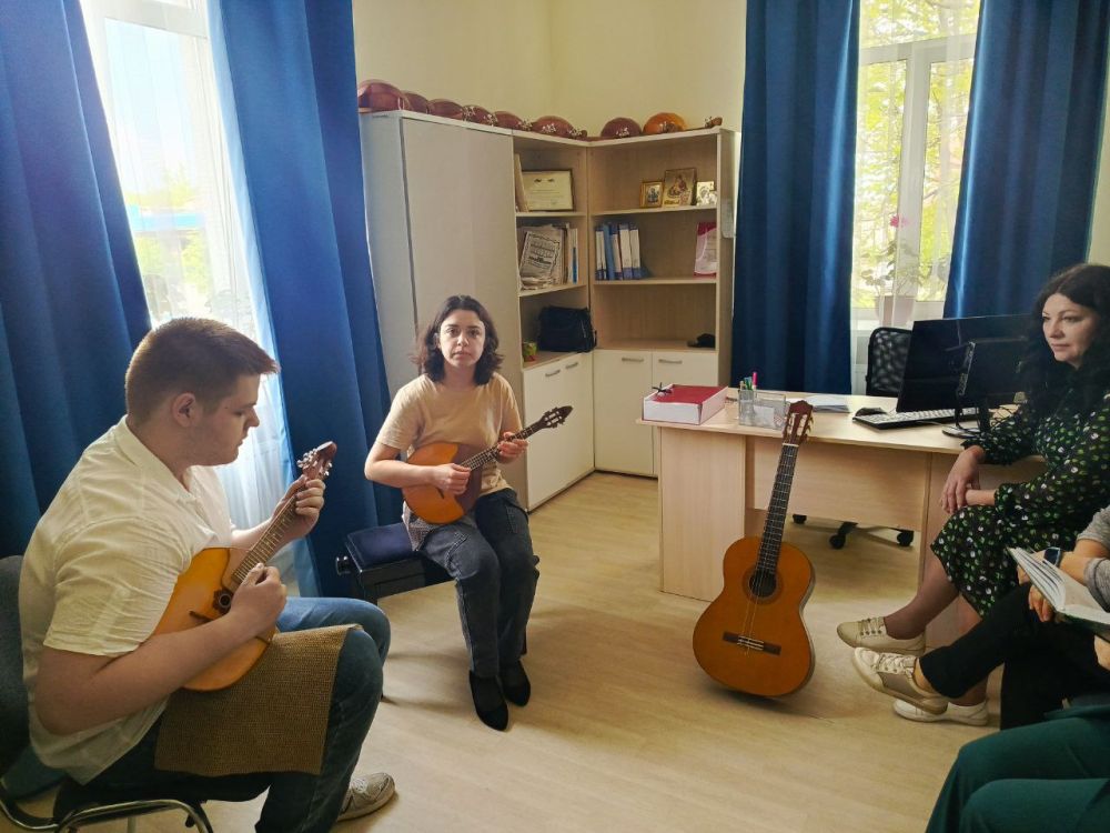 Занятия с учащимися в классе домры требуют особого внимания к звуку, так как именно он является основным средством выражения музыкальных идей Занятия с учащимися в классе домры требуют особого внимания к звуку, так как именно он является основным средством выражения музыкальных идей