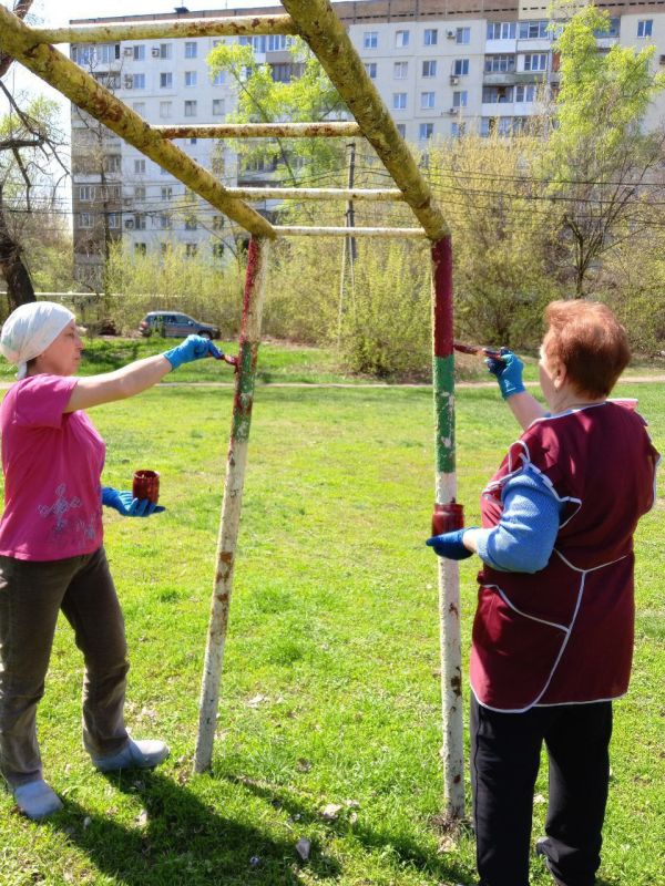 Сотрудники учреждений образования Ленинского района города Донецка, также не остались в стороне и вышли на Всероссийский субботник для наведения порядка и чистоты на прилегающей к учреждениям территории Сотрудники учреждений образования Ленинского района города Донецка, также не остались в стороне и вышли на Всероссийский субботник для наведения порядка и чистоты на прилегающей к учреждениям территории