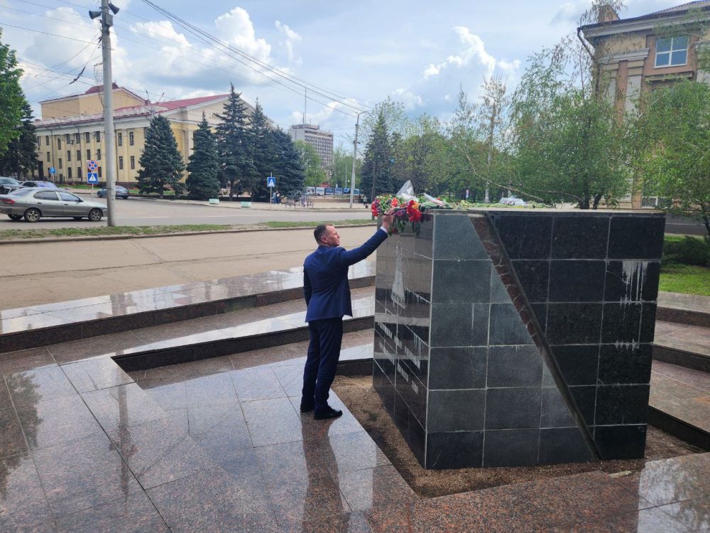 Первый заместитель Председателя Народного Совета ДНР Сергей Прокопенко (фракция «Единая Россия») и руководитель фракции «Единая Россия» в Народном Совете Валерий Скороходов приняли участие в мероприятии, приуроченном ко Дню... Первый заместитель Председателя Народного Совета ДНР Сергей Прокопенко (фракция «Единая Россия») и руководитель фракции «Единая Россия» в Народном Совете Валерий Скороходов приняли участие в мероприятии, приуроченном ко Дню...