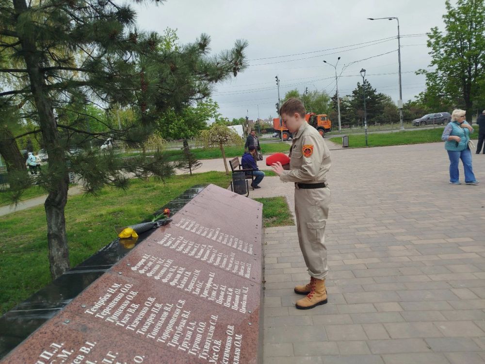 26.04.2025 в годовщину Чернобыльской аварии,юнармеец отряда "АК-47" Гавриленко Максим принял участие в акции #МыПомнимМГЮ возложил цветы и почтил память погибших ликвидаторов аварии 26.04.2025 в годовщину Чернобыльской аварии,юнармеец отряда "АК-47" Гавриленко Максим принял участие в акции #МыПомнимМГЮ возложил цветы и почтил память погибших ликвидаторов аварии