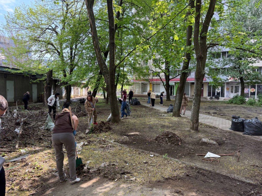 Руководство ГБУ "МФЦ ДНР" совместно с представителями Минэкономразвития ДНР активно участвуют в Общероссийском субботнике Руководство ГБУ "МФЦ ДНР" совместно с представителями Минэкономразвития ДНР активно участвуют в Общероссийском субботнике