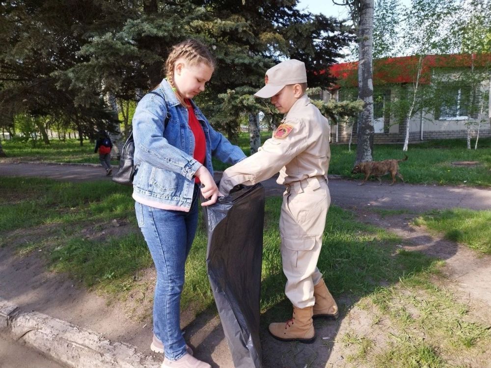 26 апреля юнармейцы ВПК "Барсы" внесли свой вклад в общереспубликанского субботник! В рамках общереспубликанского месячника по благоустройству, объявленного Главой Республики Денисом Пушилиным, наши юные патриоты прошлись и... 26 апреля юнармейцы ВПК "Барсы" внесли свой вклад в общереспубликанского субботник! В рамках общереспубликанского месячника по благоустройству, объявленного Главой Республики Денисом Пушилиным, наши юные патриоты прошлись и...