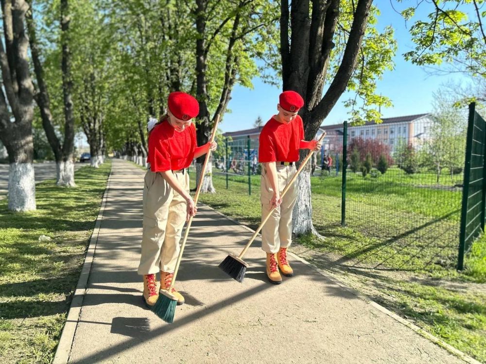 Юнармейцы Октябрьской школы Волновахи проходят строевую подготовку для почетного караула Юнармейцы Октябрьской школы Волновахи проходят строевую подготовку для почетного караула