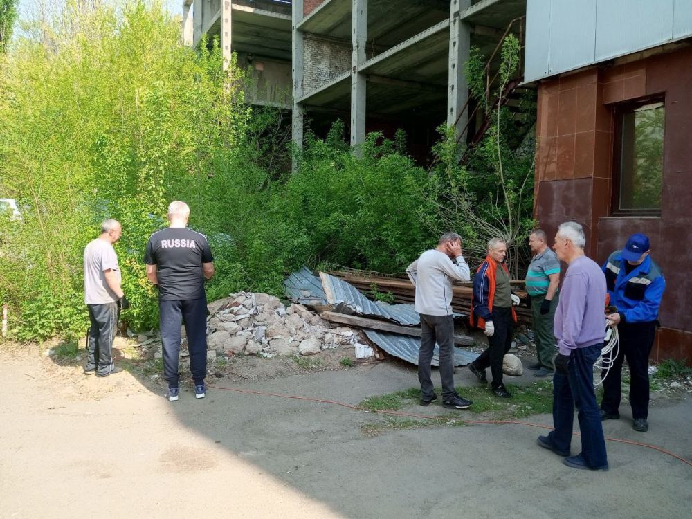 Сегодня,26 апреля, на всей территории Ленинского района г.Донецка проходит Всероссийский субботник Сегодня,26 апреля, на всей территории Ленинского района г.Донецка проходит Всероссийский субботник