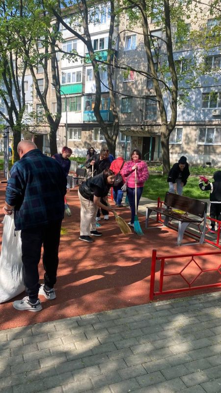 Виктория Жукова: На детской площадке между домами 1 и 3 улицы Металлургов МУП «ГСЕЗ города Харцызска» провели субботник Виктория Жукова: На детской площадке между домами 1 и 3 улицы Металлургов МУП «ГСЕЗ города Харцызска» провели субботник