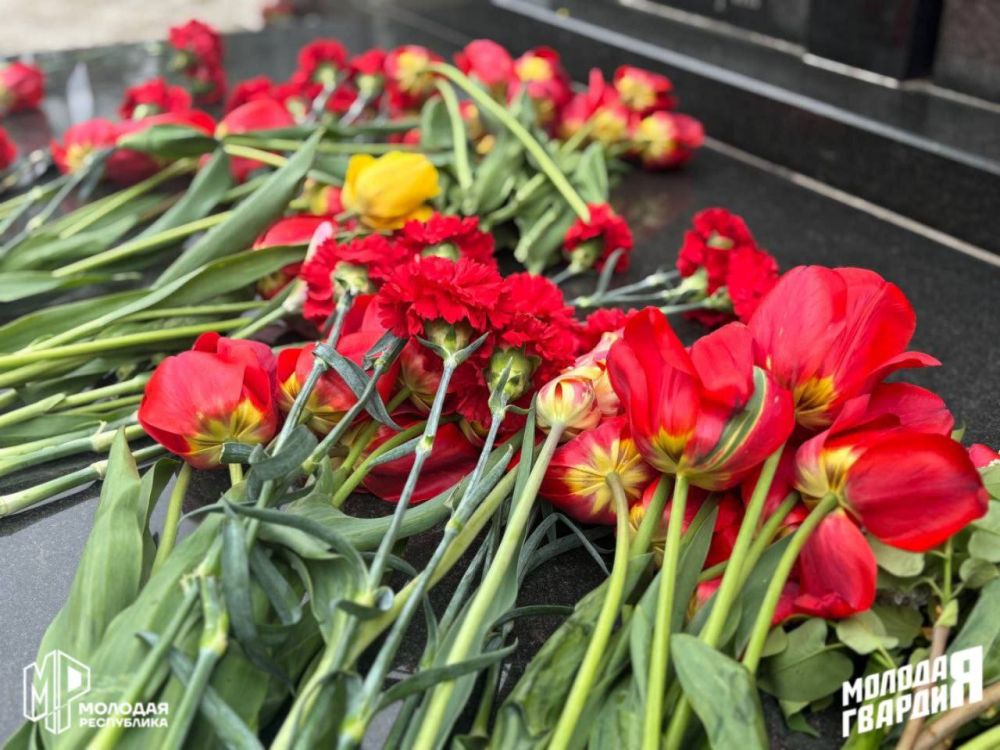 Молодёжь возложила цветы в память о Чернобыльцах Молодёжь возложила цветы в память о Чернобыльцах