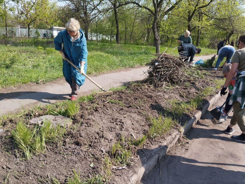 Улицы Можайского, Робеспьреа, Румянцева и Буденновских Партизан стали чище благодаря усилиям коллективов клиентской службы, централизованной бухгалтерии учреждений образования, школы № 141, детских садов № 346 и 395 Улицы Можайского, Робеспьреа, Румянцева и Буденновских Партизан стали чище благодаря усилиям коллективов клиентской службы, централизованной бухгалтерии учреждений образования, школы № 141, детских садов № 346 и 395