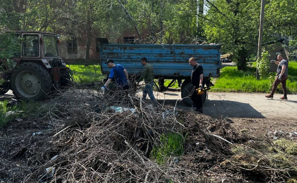 СУББОТНИК ПРОДОЛЖАЕТСЯ. Сегодня, депутаты Харцызского городского совета и Аппарата городского совета стали частью общероссийского субботника СУББОТНИК ПРОДОЛЖАЕТСЯ. Сегодня, депутаты Харцызского городского совета и Аппарата городского совета стали частью общероссийского субботника