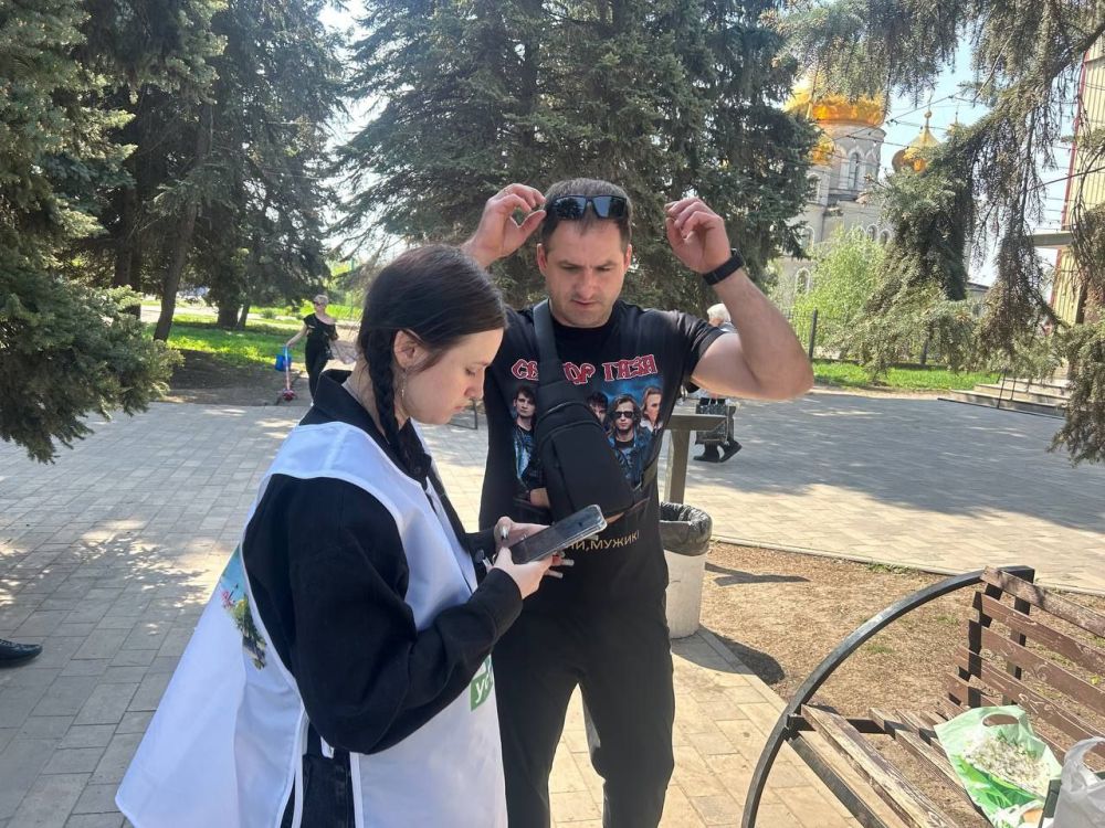 Волонтеры помогают жителям принять участие в голосовании за реконструкцию объектов благоустройства в Ждановке Волонтеры помогают жителям принять участие в голосовании за реконструкцию объектов благоустройства в Ждановке