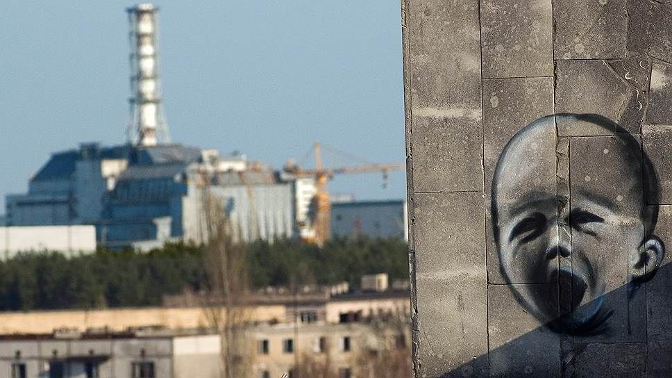 В 01:23:47 26 апреля 1986 года на 4-м энергоблоке Чернобыльской АЭС произошёл взрыв, который полностью разрушил реактор, частично — машинный зал (в зоне 4-ого энергоблока) В 01:23:47 26 апреля 1986 года на 4-м энергоблоке Чернобыльской АЭС произошёл взрыв, который полностью разрушил реактор, частично — машинный зал (в зоне 4-ого энергоблока)