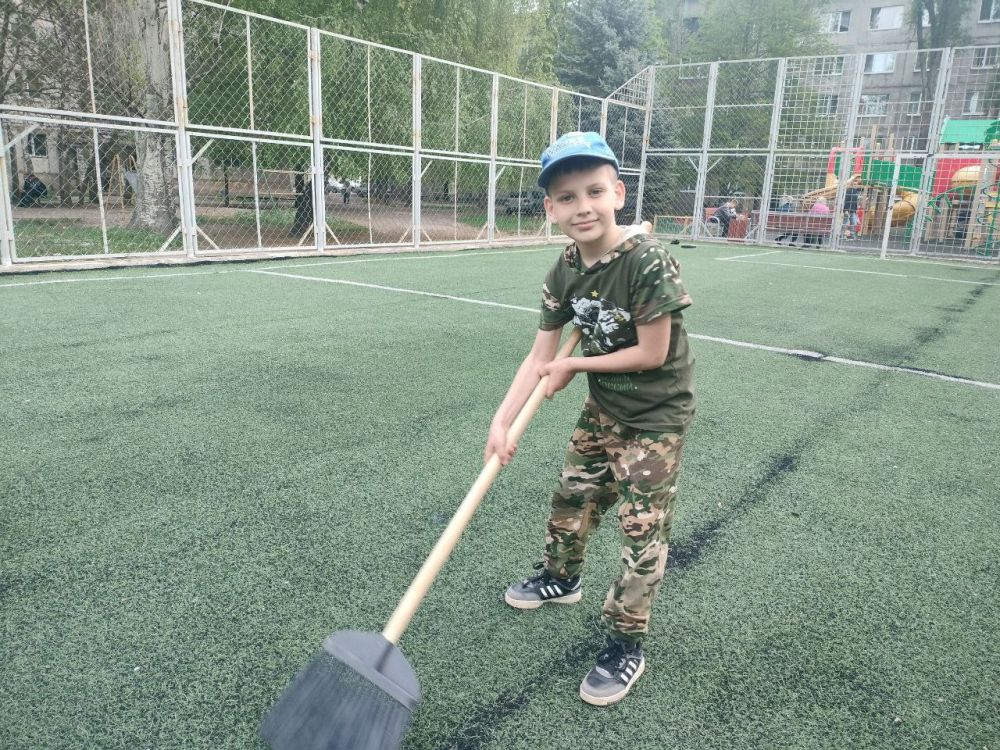 Всероссийский субботник, в преддверии 1 мая, традиционно символизирует солидарность и дружбу, этот день считается символом весны, он олицетворяет собой уважение к любому созидательному труду Всероссийский субботник, в преддверии 1 мая, традиционно символизирует солидарность и дружбу, этот день считается символом весны, он олицетворяет собой уважение к любому созидательному труду
