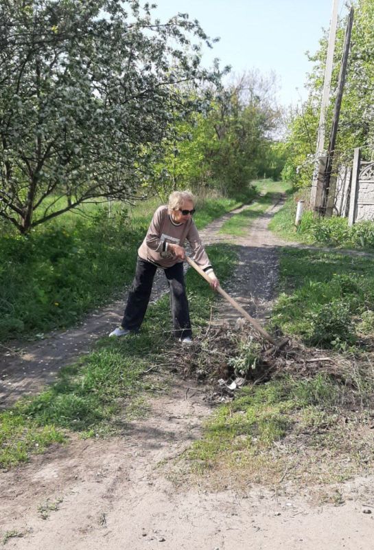 Валентин Левченко: Многие жители нашего района захотели внести сегодня свой посильный вклад в его благоустройство и чистоту! Валентин Левченко: Многие жители нашего района захотели внести сегодня свой посильный вклад в его благоустройство и чистоту!