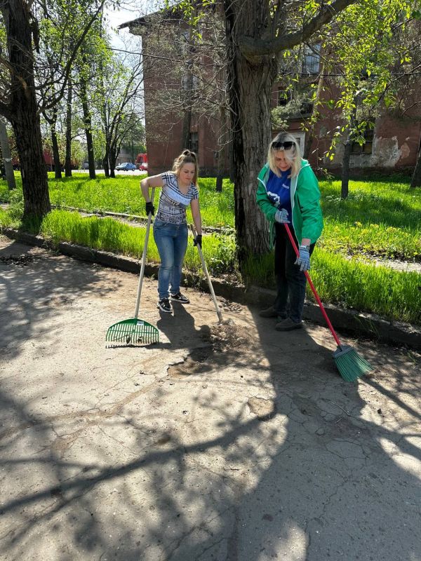 СУББОТНИК ПРОДОЛЖАЕТСЯ. Сегодня, депутаты Харцызского городского совета и Аппарата городского совета стали частью общероссийского субботника СУББОТНИК ПРОДОЛЖАЕТСЯ. Сегодня, депутаты Харцызского городского совета и Аппарата городского совета стали частью общероссийского субботника
