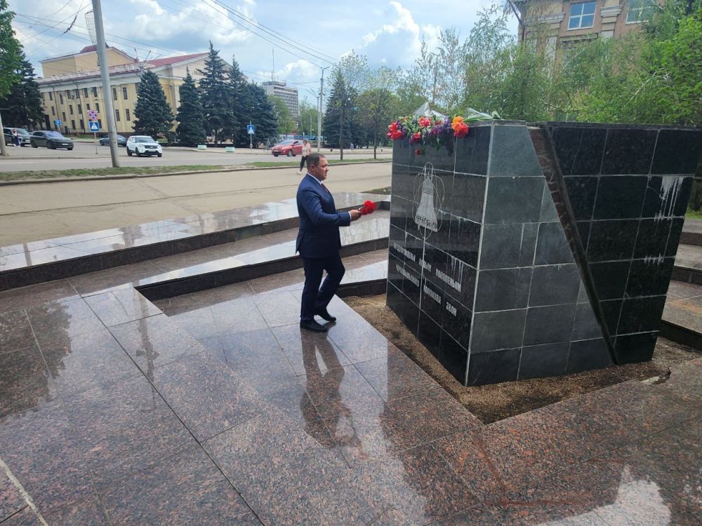 Первый заместитель Председателя Народного Совета ДНР Сергей Прокопенко (фракция «Единая Россия») и руководитель фракции «Единая Россия» в Народном Совете Валерий Скороходов приняли участие в мероприятии, приуроченном ко Дню... Первый заместитель Председателя Народного Совета ДНР Сергей Прокопенко (фракция «Единая Россия») и руководитель фракции «Единая Россия» в Народном Совете Валерий Скороходов приняли участие в мероприятии, приуроченном ко Дню...
