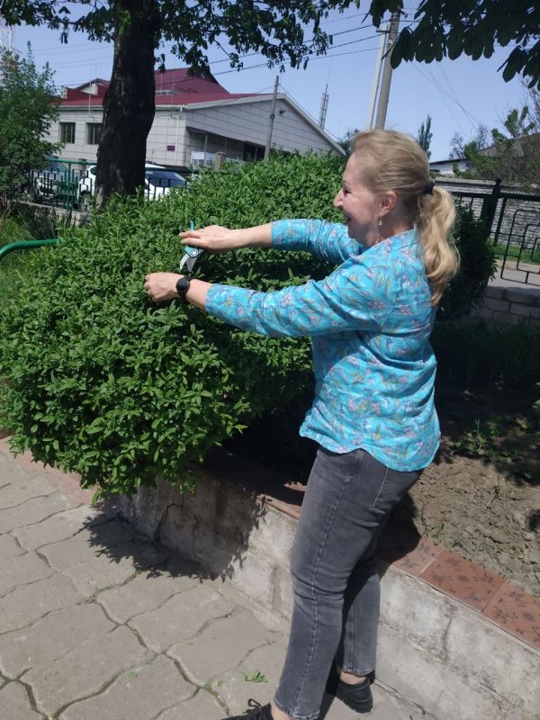 Сегодня,26 апреля, на всей территории Ленинского района г.Донецка проходит Всероссийский субботник Сегодня,26 апреля, на всей территории Ленинского района г.Донецка проходит Всероссийский субботник