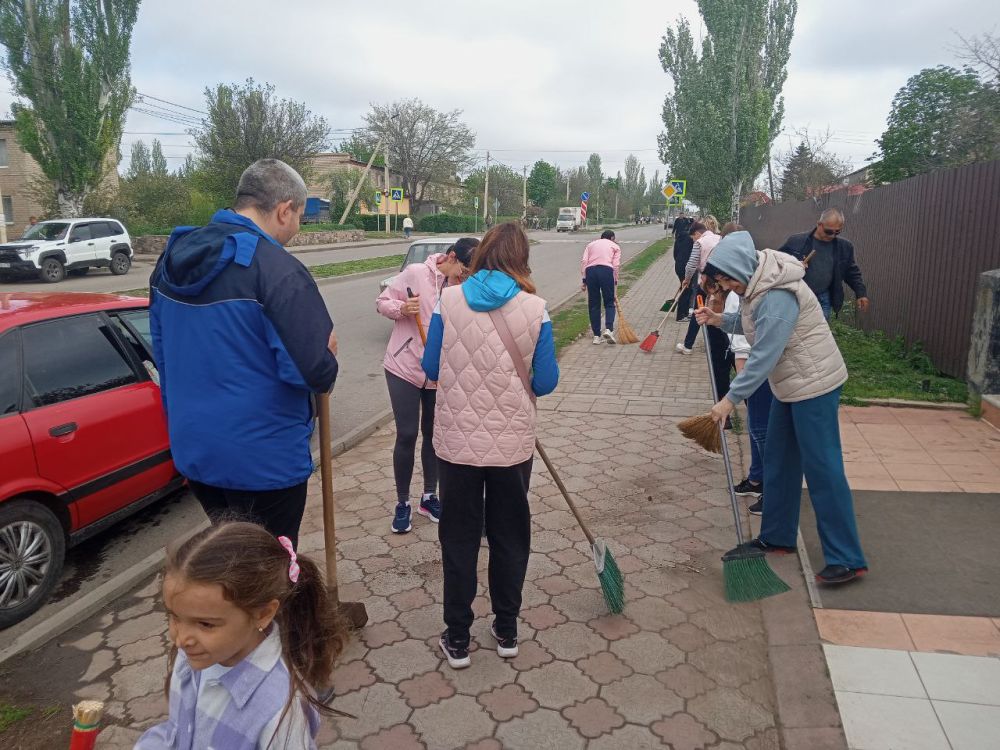 Сегодня, в ходе проведения Всероссийского субботника, в рамках партийного проекта «Городская среда», работники Администрации округа, муниципального совета, активисты ВПП "Единая Россия" провели масштабную уборку общественных... Сегодня, в ходе проведения Всероссийского субботника, в рамках партийного проекта «Городская среда», работники Администрации округа, муниципального совета, активисты ВПП "Единая Россия" провели масштабную уборку общественных...