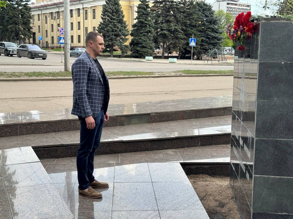 Первый заместитель Председателя Народного Совета ДНР Сергей Прокопенко (фракция «Единая Россия») и руководитель фракции «Единая Россия» в Народном Совете Валерий Скороходов приняли участие в мероприятии, приуроченном ко Дню... Первый заместитель Председателя Народного Совета ДНР Сергей Прокопенко (фракция «Единая Россия») и руководитель фракции «Единая Россия» в Народном Совете Валерий Скороходов приняли участие в мероприятии, приуроченном ко Дню...