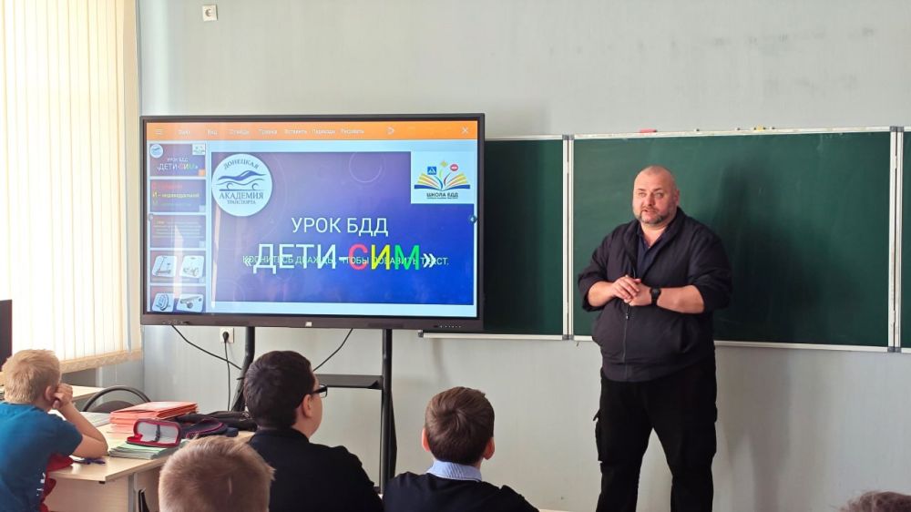Волонтеры Донецкой академии транспорта совместно с сотрудниками Госавтоинспекции ДНР в рамках социального проекта «За безопасность дорожного движения» в апреле текущего года провели со школьниками Волновахи, Старобешевского... Волонтеры Донецкой академии транспорта совместно с сотрудниками Госавтоинспекции ДНР в рамках социального проекта «За безопасность дорожного движения» в апреле текущего года провели со школьниками Волновахи, Старобешевского...