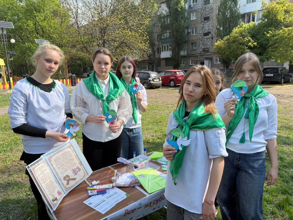 Сегодня во время Всероссийского субботника педагоги школы №15 города Макеевке провели мастер-классы по созданию открыток ко Дню Победы и оформлению Георгиевских ленточек Сегодня во время Всероссийского субботника педагоги школы №15 города Макеевке провели мастер-классы по созданию открыток ко Дню Победы и оформлению Георгиевских ленточек