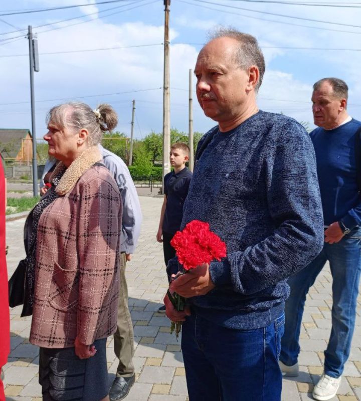Возложили цветы к Памятнику ликвидаторам Чернобыльской катастрофы Возложили цветы к Памятнику ликвидаторам Чернобыльской катастрофы