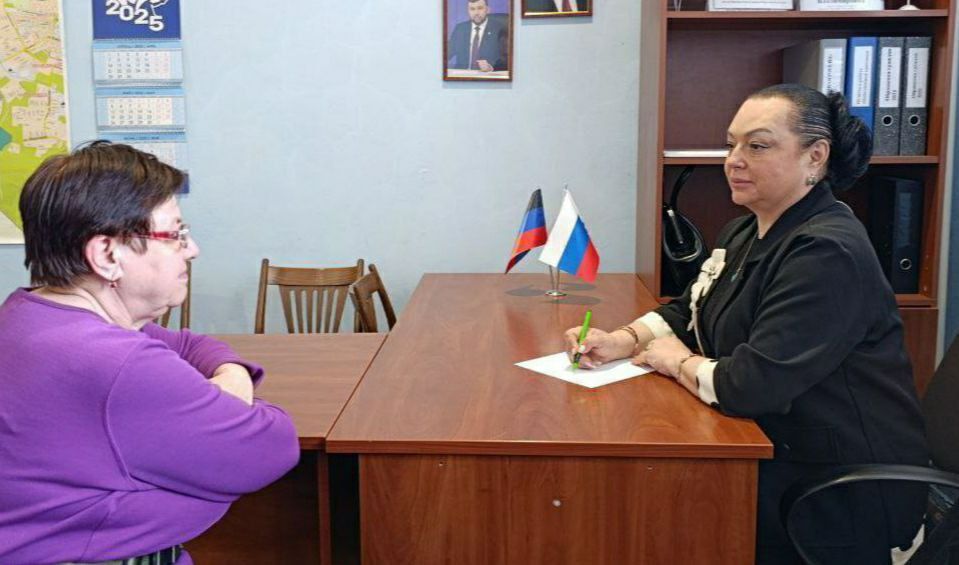 ПРИЁМ ГРАЖДАН. Евгения Мажара, Ирина Бениаминова, Алексей Ковровский, Ася Горшкова, Андрей Середа, Эдуард Момот традиционно принимали граждан в закреплённых районах Донецка ПРИЁМ ГРАЖДАН. Евгения Мажара, Ирина Бениаминова, Алексей Ковровский, Ася Горшкова, Андрей Середа, Эдуард Момот традиционно принимали граждан в закреплённых районах Донецка