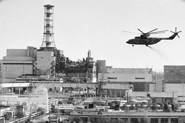 В 01:23:47 26 апреля 1986 года на 4-м энергоблоке Чернобыльской АЭС произошёл взрыв, который полностью разрушил реактор, частично — машинный зал (в зоне 4-ого энергоблока) В 01:23:47 26 апреля 1986 года на 4-м энергоблоке Чернобыльской АЭС произошёл взрыв, который полностью разрушил реактор, частично — машинный зал (в зоне 4-ого энергоблока)
