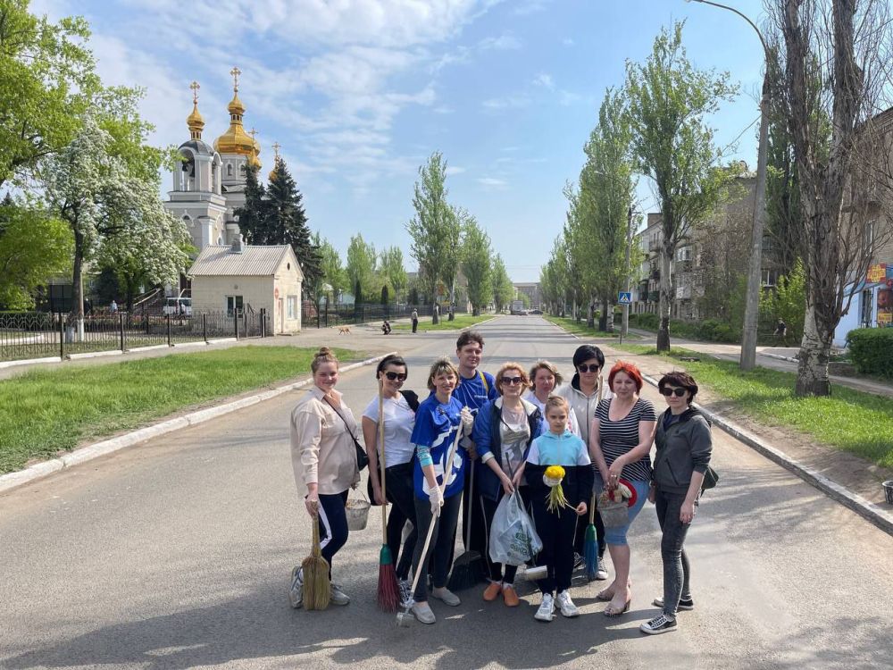 В рамках Всероссийского субботника сотрудники администрации Ясиноватского муниципального округа активно присоединились к улучшению нашего города! В рамках Всероссийского субботника сотрудники администрации Ясиноватского муниципального округа активно присоединились к улучшению нашего города!
