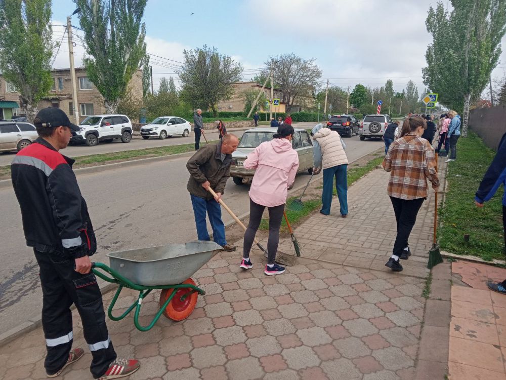 Сегодня, в ходе проведения Всероссийского субботника, в рамках партийного проекта «Городская среда», работники Администрации округа, муниципального совета, активисты ВПП "Единая Россия" провели масштабную уборку общественных... Сегодня, в ходе проведения Всероссийского субботника, в рамках партийного проекта «Городская среда», работники Администрации округа, муниципального совета, активисты ВПП "Единая Россия" провели масштабную уборку общественных...