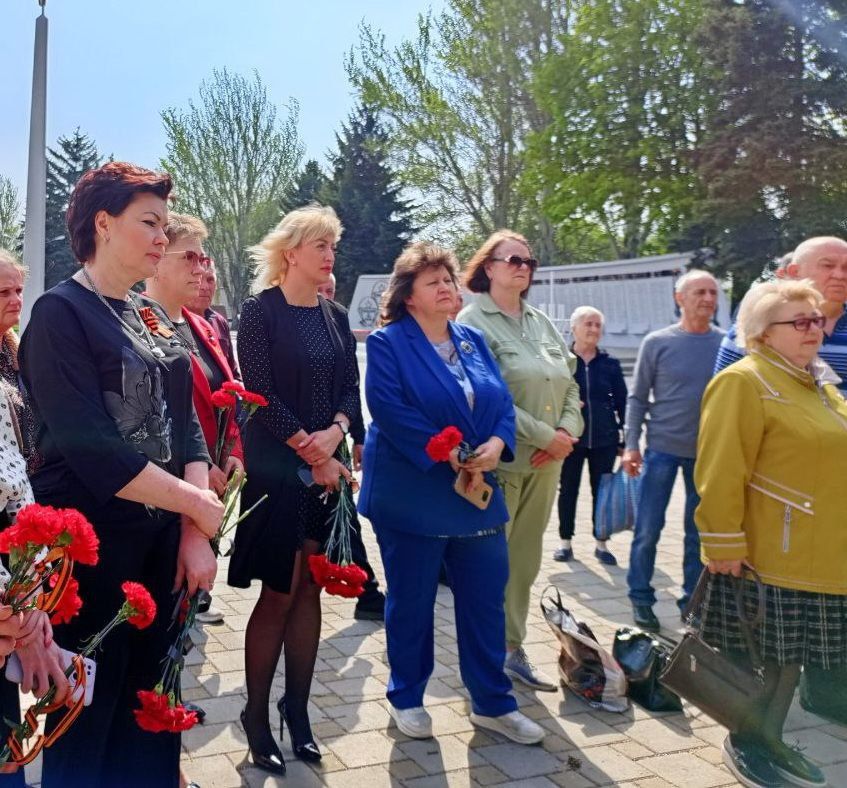 Возложили цветы к Памятнику ликвидаторам Чернобыльской катастрофы Возложили цветы к Памятнику ликвидаторам Чернобыльской катастрофы