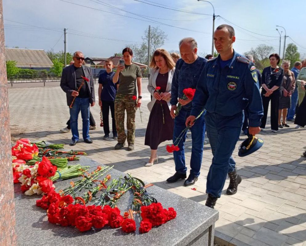 Возложили цветы к Памятнику ликвидаторам Чернобыльской катастрофы Возложили цветы к Памятнику ликвидаторам Чернобыльской катастрофы