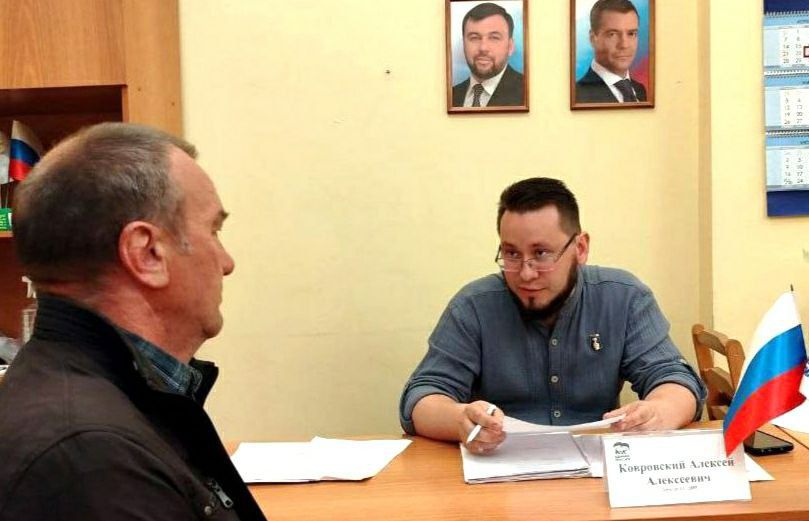 ПРИЁМ ГРАЖДАН. Евгения Мажара, Ирина Бениаминова, Алексей Ковровский, Ася Горшкова, Андрей Середа, Эдуард Момот традиционно принимали граждан в закреплённых районах Донецка ПРИЁМ ГРАЖДАН. Евгения Мажара, Ирина Бениаминова, Алексей Ковровский, Ася Горшкова, Андрей Середа, Эдуард Момот традиционно принимали граждан в закреплённых районах Донецка