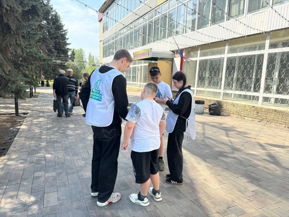 Волонтеры помогают жителям принять участие в голосовании за реконструкцию объектов благоустройства в Ждановке Волонтеры помогают жителям принять участие в голосовании за реконструкцию объектов благоустройства в Ждановке