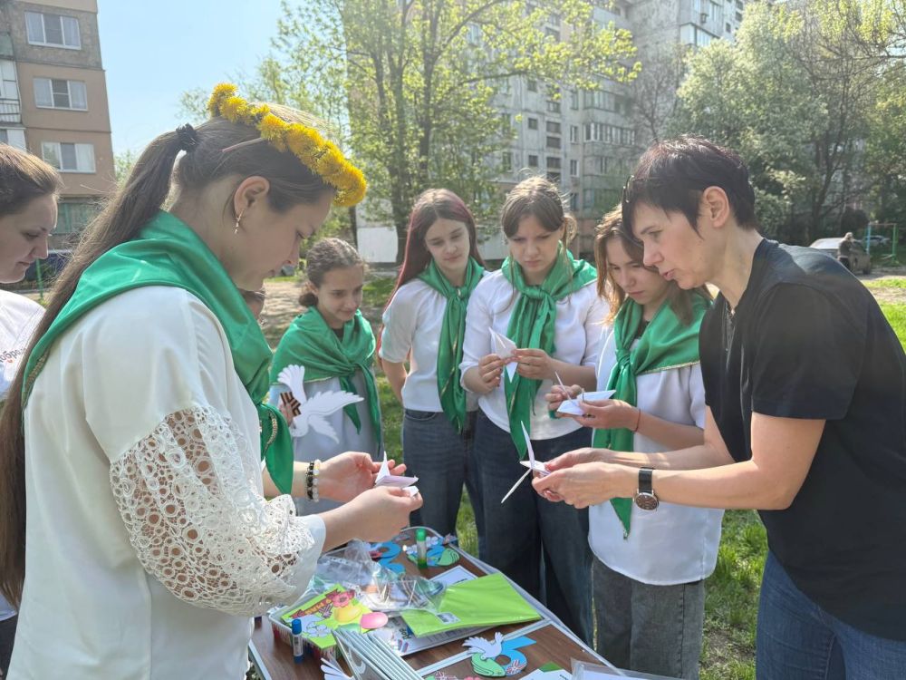 Сегодня во время Всероссийского субботника педагоги школы №15 города Макеевке провели мастер-классы по созданию открыток ко Дню Победы и оформлению Георгиевских ленточек Сегодня во время Всероссийского субботника педагоги школы №15 города Макеевке провели мастер-классы по созданию открыток ко Дню Победы и оформлению Георгиевских ленточек