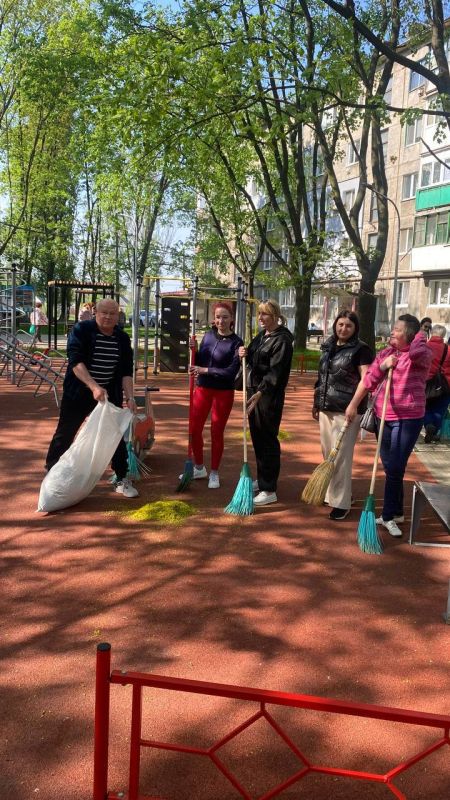Виктория Жукова: На детской площадке между домами 1 и 3 улицы Металлургов МУП «ГСЕЗ города Харцызска» провели субботник Виктория Жукова: На детской площадке между домами 1 и 3 улицы Металлургов МУП «ГСЕЗ города Харцызска» провели субботник