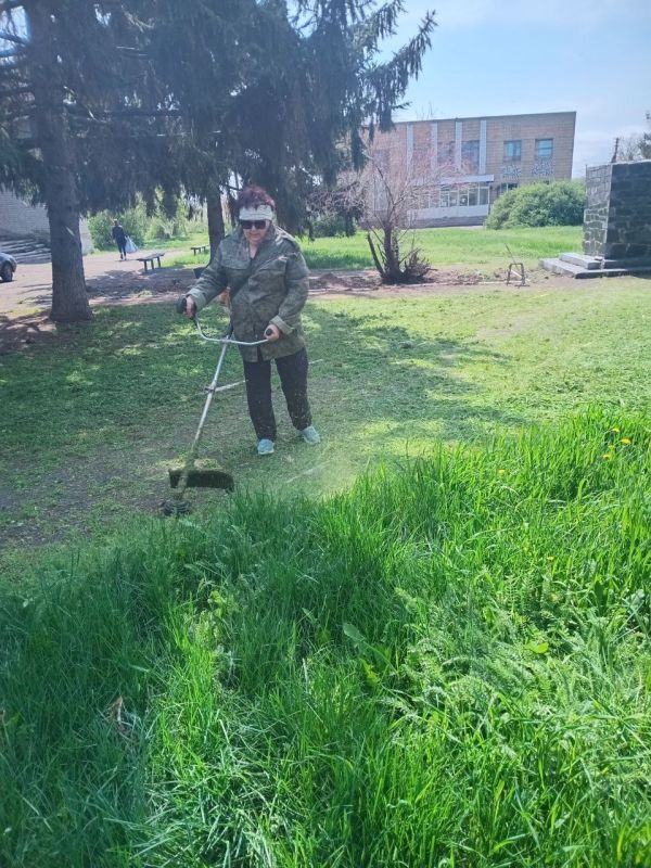В рамках партийного проекта #КультураМалойРодины, серии мероприятий "Зелёный Донбасс", 26 апреля МБУ "Прохоровский СДК" приняли участие во Всероссийском субботнике В рамках партийного проекта #КультураМалойРодины, серии мероприятий "Зелёный Донбасс", 26 апреля МБУ "Прохоровский СДК" приняли участие во Всероссийском субботнике